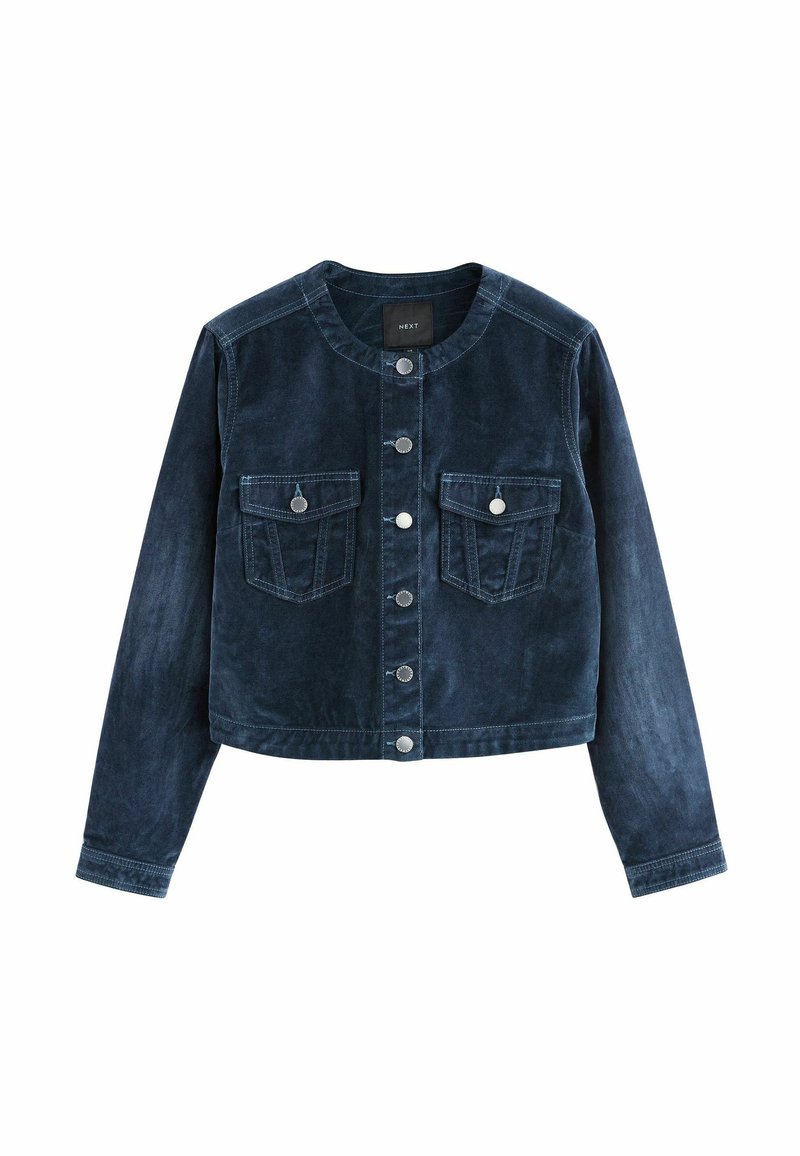 Navyblaue Jeansjacke mit Rundhalsausschnitt, langen Ärmeln, zwei Fronttaschen, Knopfleiste vorne und strukturiertem Finish.