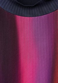 Gradient geribde trui met een marineblauwe kraag. De kleuren verlopen van donkerviolet naar levendig roze en tonen een gestructureerd stoffenpatroon.