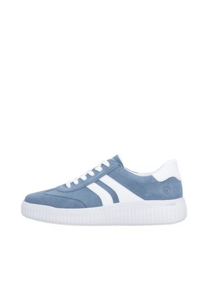 Lässiger blauer Wildledersneaker mit weißen Schnürsenkeln, zwei weißen Seitenstreifen, weißem Fersenpatch und dicker weißer Profilsohle.