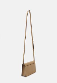 MICHAEL Michael Kors JET SET FLAP XBODY - Sac bandoulière - camel