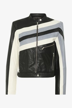 Veste en cuir avec des rayures diagonales noires, blanches et bleu clair, fermeture éclair à l'avant et deux poches zippées sur les côtés. Texture lisse, design ajusté.