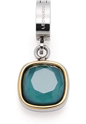Zilveren en gouden hanger met een facetgeslepen donkergroene vierkante steen en een zilveren sluiting gegraveerd met "LEONARDO".