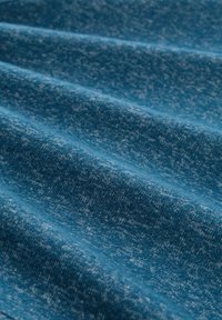 Blauer strukturierter Stoff mit einem weichen, leicht abgenutzten Aussehen, der Farbvariationen und eine glatte Oberfläche aufweist.