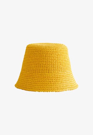 Żółty szydełkowany kapelusz typu bucket hat z lekko rozszerzonym rondem, prezentowany na białym tle.