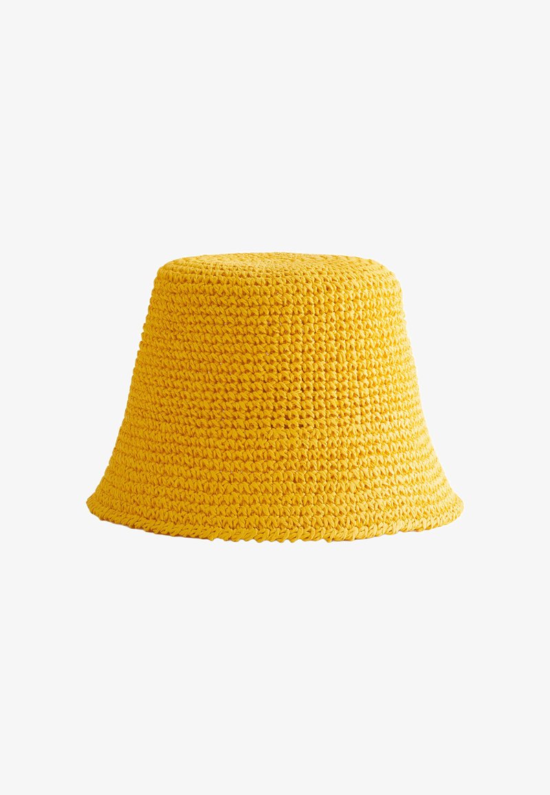 Chapeau bob jaune crocheté avec un bord légèrement évasé, présenté sur un fond blanc.