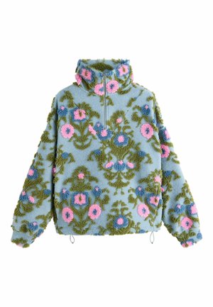 Blauer Fleecepullover mit hohem Kragen und halbem Reißverschluss, verziert mit erhabenen Blumenmustern in Rosa, Grün und Blau.