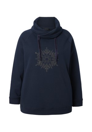 Pulóver de forro polar en color marino con cuello vuelto, que presenta un diseño de copo de nieve plateado hecho de tachuelas. Los puños y el dobladillo acanalados añaden textura.