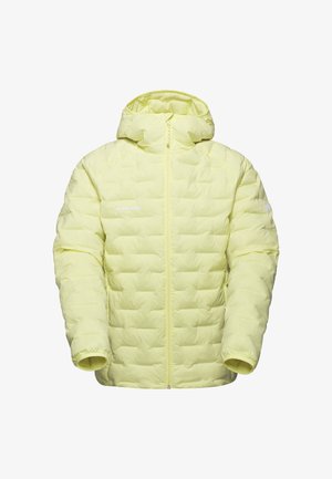 Gele geïsoleerde jas met capuchon, gewatteerde textuur, een rits aan de voorkant en logodetails op de borst en mouw.