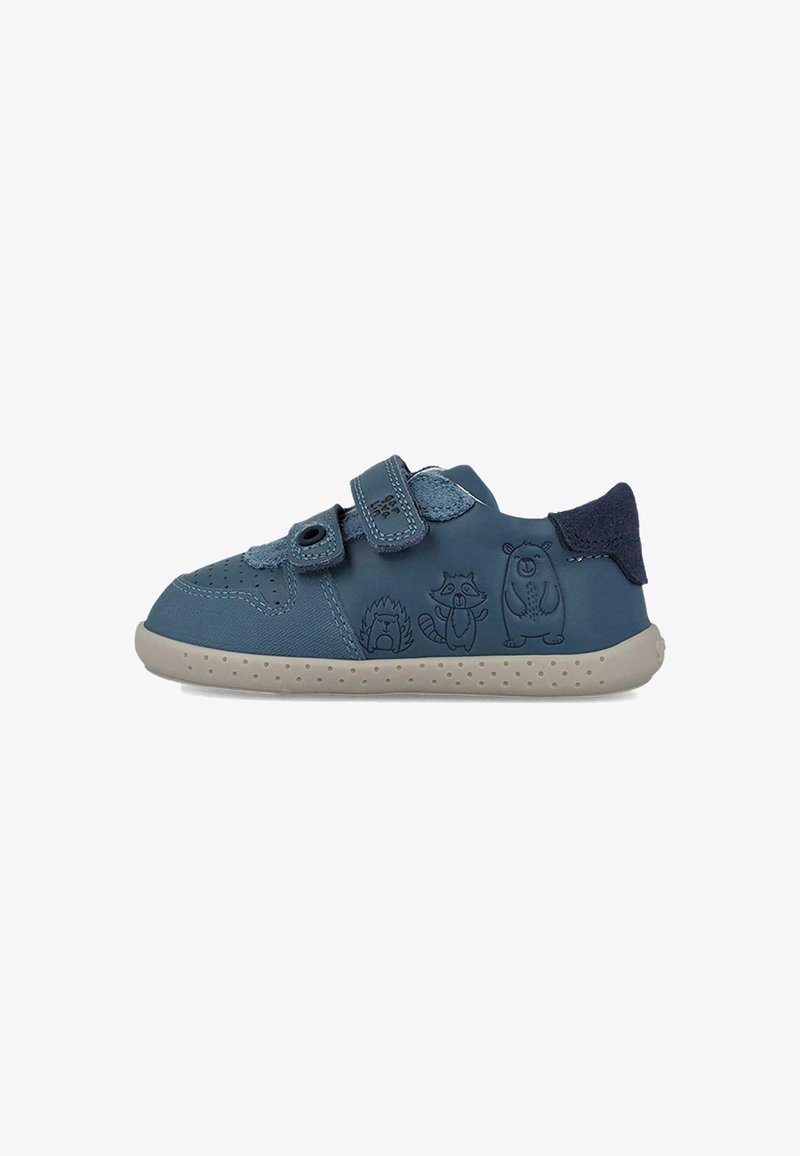 Zapatos infantiles de cuero azul con correas de velcro, que presentan diseños de animales en relieve en el lateral y una suela de goma beige con perforaciones.