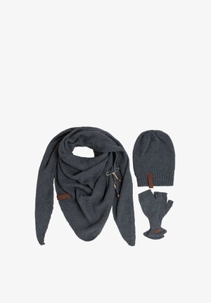 Donkergrijze gebreide sjaal met een gestructureerd patroon, voorzien van een leren accent, gecombineerd met een bijpassende muts en vingerloze handschoenen.