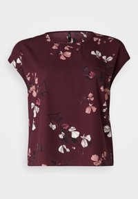 Bordeaux bloemenblouse met korte mouwen, met witte en roze bloemmotieven. Zachte stof met een ontspannen pasvorm en ronde halslijn.