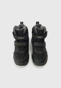 Mustad laste talvesaapad takjakinnitusega, polsterdatud äärtega, tekstureeritud sünteetilise pealiskihiga ja kummist tallaga haarde tagamiseks.