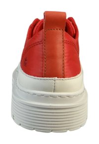 Baskets en cuir rouge avec une semelle en caoutchouc blanche, des rainures horizontales et un petit onglet à l'arrière pour un enfilage facile. Décorées d'un petit logo.