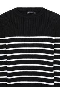 Maglione a coste nero con strisce bianche orizzontali sul petto e sulle maniche, dotato di scollatura rotonda e etichetta del marchio Calliope.