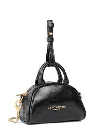 Borsa a mano in pelle nera con forma arrotondata, hardware dorato, doppie maniglie corte e tracolla a catena removibile. Presenta un logo in rilievo.