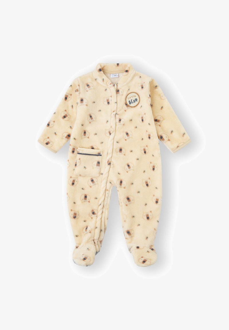 Pijama de forro polar en crema claro con estampado de osos y detalles en verde. Cuenta con un parche redondo de "pequeño oso" y bolsillo frontal. Diseño con pies cubiertos.