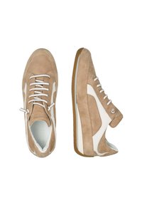 Baskets en suède beige avec des accents blancs, présentant un design texturé, des lacets plats et une semelle en caoutchouc. Comprend des détails perforés sur les côtés.