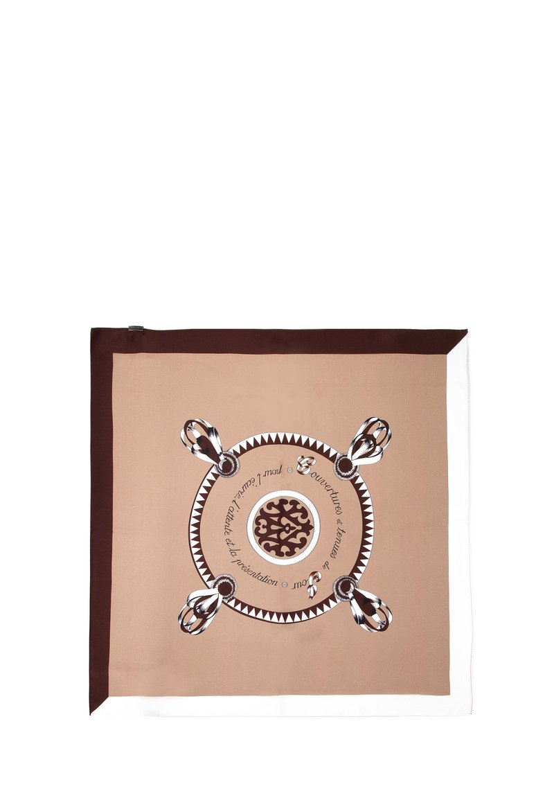 Foulard di seta con un motivo decorativo centrale marrone, circondato da bordi crema e cioccolato. Design del fermaglio notevole in ciascun angolo.