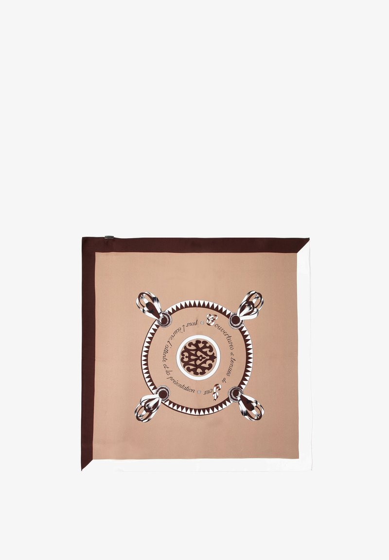 Pañuelo de seda con un patrón decorativo central marrón, rodeado de bordes en crema y chocolate. Diseño notable de broche en cada esquina.