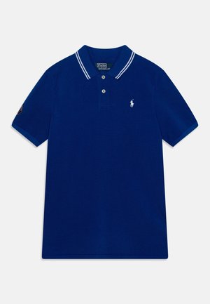 Blaues kurzärmeliges Poloshirt mit weißen Doppelstreifen am Kragen, zwei Knöpfen und kleinem weißen Polospieler-Logo auf der linken Brust.