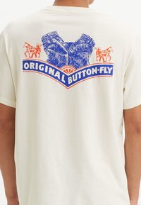 Levi's® RELAXED FIT - T-shirts med print - archival egret