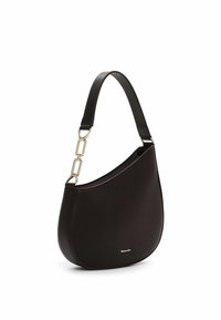 Sac à bandoulière en cuir noir avec une sangle épaisse et des maillons de chaîne dorés, arborant un petit logo doré à l'avant.