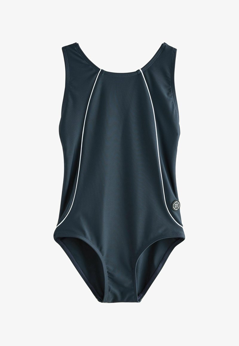 Maillot de bain bleu marine foncé en tissu lisse et extensible. Il présente des bretelles blanches, un col arrondi et un détail logo sur le côté.