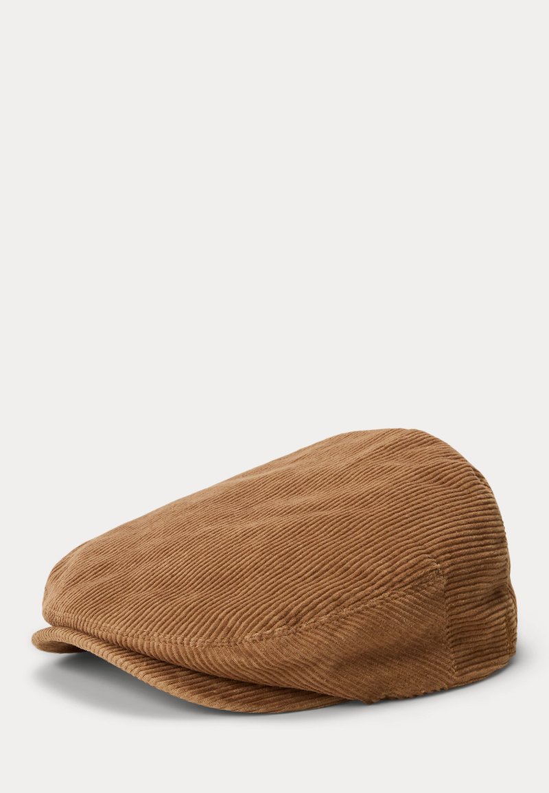Brun kordfløjlsflat cap med kort, stiv skygge på hvid baggrund.