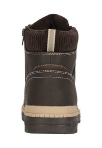 Bruna syntetiska ankelstövlar med en ribbad krage, tan sula och vit accentrand. Har sömdetaljer och dragkedjestängning.