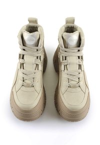 Sneaker alte beige in finta pelle testurizzata con suola in gomma, dotate di lacci, colletto imbottito e logo sulla linguetta.