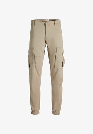 Béžové cargo kalhoty vyrobené z lehkého materiálu, s několika bočními kapsami, elastickými manžetami a standardním pasem. Hladká textura po celé ploše.