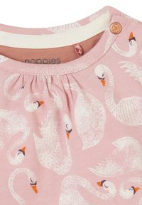 Lichtroze katoenen top met een zwaanpatroon in wit en oranje accenten, met een ronde halslijn en een knoopdetail op de schouder.