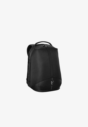 Mochila negra con un diseño aerodinámico, hecha de un tejido duradero. Cuenta con un asa superior, doble cremallera y un panel inferior texturizado con el logo.