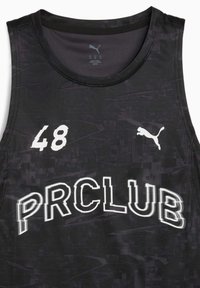 Mustamata, must sportlik tank top, millel on valge „PRCLUB“ logo ja number „48“, koos tekstuuri mustriga taustaga.