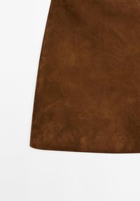 Bruine suède rok met een gladde textuur, A-lijn vorm en strakke randen. Heeft een minimaal ontwerp zonder zichtbare hardware of patronen.