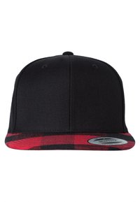 Sort snapback-cap med en flad skygge i rød og sort tern. Fremstillet af stof, med en rund logopatch på siden.