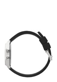Vista lateral de un reloj de pulsera negro con caja plateada y dos botones a un lado, que muestra el cierre de hebilla ajustable.
