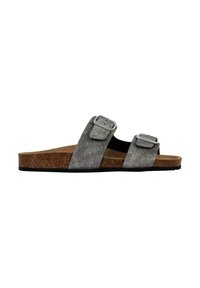 Sandali in tessuto grigio con due cinghie regolabili, fibbie in argento e una soletta in sughero marrone su una suola nera, caratterizzati da un design piatto.