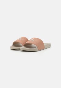 Infradito di stoffa rosa con design aperto sulla punta, dotate di suola in gomma beige e dettagli del logo impresso sulla fascia.