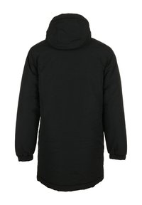 Manteau isolé noir avec capuche, présentant un extérieur lisse, des poignets élastiques et une silhouette longue. Design minimaliste sans marquage visible.
