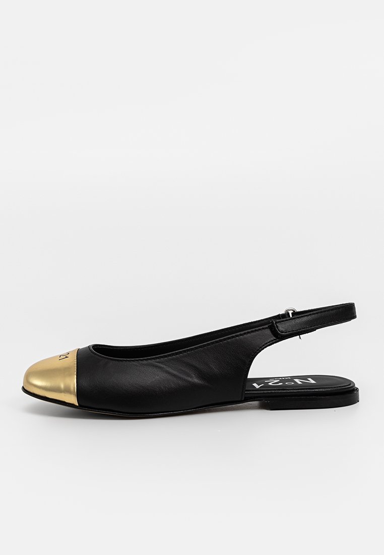 Scarpa slingback in pelle nera con punta a cappuccio dorata metallica. Presenta una suola piatta e una cinturino regolabile. Design semplice e elegante.