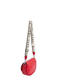 Borsa a tracolla in pelle rossa con forma curva e tracolla regolabile, con il testo "PEPE JEANS"; texture liscia, con pochi dettagli hardware.