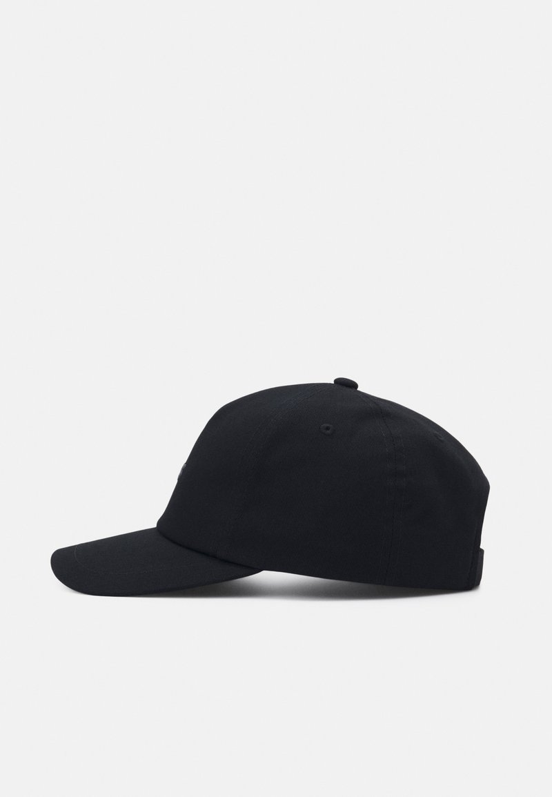 Casquette de baseball noire avec une visière incurvée et une sangle ajustable, vue de profil sur un fond blanc uni.