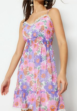 Bloemenjurk met roze, paarse en groene patronen. Gemaakt van lichtgewicht stof, met een gerimpelde taille en kanten bies langs de halslijn.