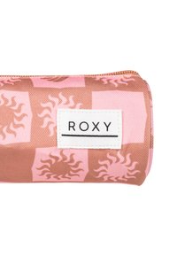 Estuche Roxy en rosa y marrón, con un patrón de sol, forma rectangular y una etiqueta de marca blanca. Fabricado con material duradero y con cierre de cremallera.