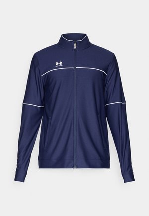 Tamsiai mėlynas užtrauktukas striukė, pagaminta iš lygios medžiagos, su baltais akcentiniais juostelėmis, stovinčia apykakle ir dviem šoninėmis kišenėmis. "Under Armour" logotipas ant krūtinės.