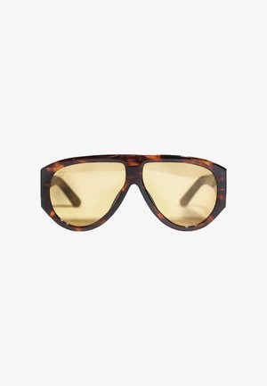 Occhiali da sole avvolgenti con montatura tartarugata e lenti gialle, caratterizzati da aste spesse e una linea superiore dritta.
