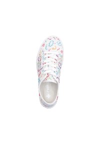 Baskets blanches avec un dessus texturé aux motifs abstraits multicolores, bout rond et lacets blancs. Inclut un logo sur la semelle intérieure.