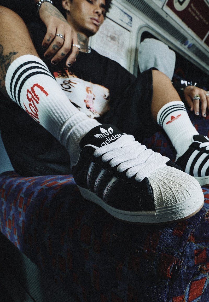 adidas Originals SUPERSTAR KORN - Tenisice - core black transl better scarlet