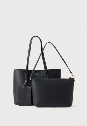 Sæt med to sorte tasker i kunstlæder, en stor shopper og en mindre lynlåstaske, med guldfarvede metalaccenter og præget logo.